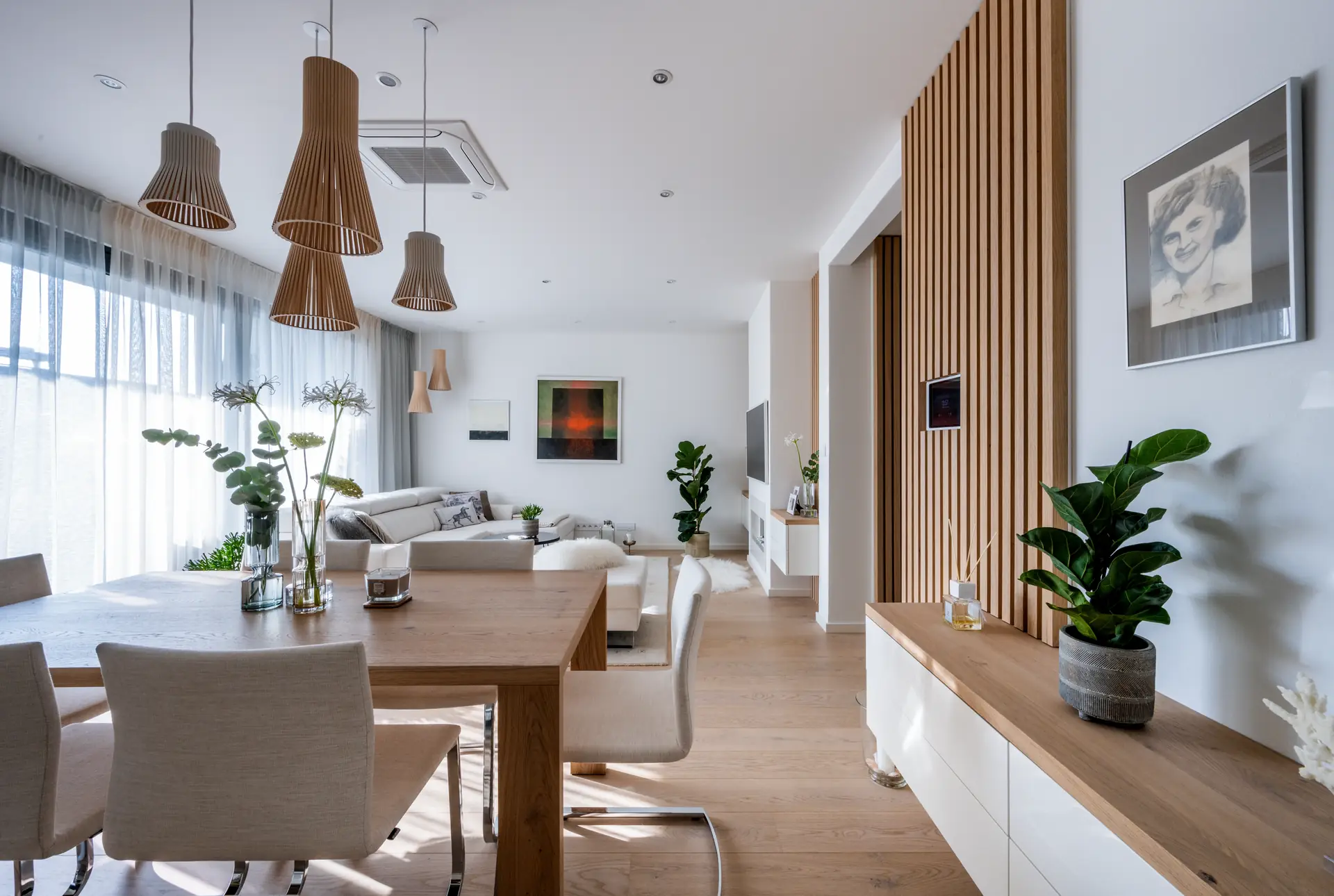 Entrance hall with a bench and storage